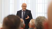 Brötz spricht zu den Teilnehmern