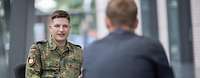 Soldat in einem Interviewgespräch.