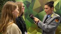 Soldatin interviewt junge Frauen