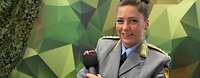 Porträt Soldatin mit Mikrofon