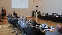Ministerin steht am Rednerpult und spricht zu den Tagungsteilnehmern