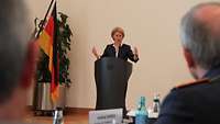 Ministerin am Rednerpult