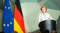 Von der Leyen am Rednerpult