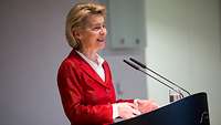 Von der Leyen am Rednerpult