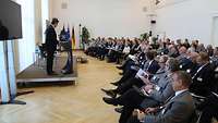 Publikum folgt dem Vortrag des Redner 
