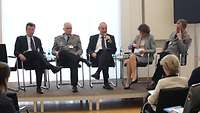 Diskussionrunde auf dem Podium