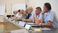 Soldaten am Tisch