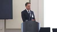 Katainen am Rednerpult