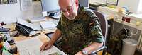Soldat am Schreibtisch