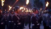 Soldaten mit Fackeln