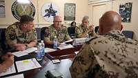 Zorn im Gespräch mit Soldaten