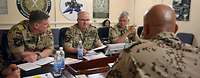 Zorn im Gespräch mit Soldaten