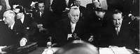 Adenauer unterzeichnet die Verträge über die Europäische Verteidigungsgemeinschaft 