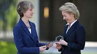 Wesseler übergibt von der Leyen einen symbolischen Schlüssel