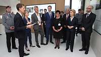 Mehrere Personen bei Führung