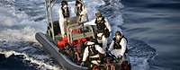 Soldaten und Gerettete in Speedboot