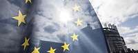 Eine EU-Flagge weht vor einem Gebäude