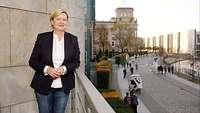 Porträt von Eva Högl vor dem Reichstag