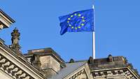 Die EU-Flagge weht auf dem Reichstagsgebäude