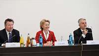 Ministerin von der Leyen sitzt zwischen von Geyr und Masala