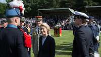 Ursula von der Leyen im Gespräch mit den französischen Soldaten