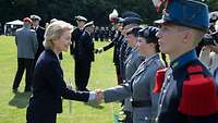 Ursula von der Leyen gratuliert einer Soldatin zur Beförderung