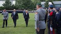 Ursula von der Leyen läuft die Front der angetrenen Soldaten ab