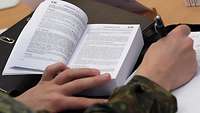 Soldat schreibt sich etwas aus dem Grundgesetz raus