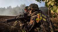 Zwei Soldaten sichern die Umgebung