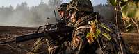 Zwei Soldaten sichern die Umgebung