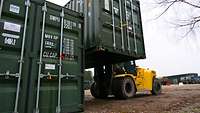 Ein Gabelstapler transportiert Container