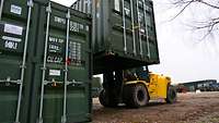 Ein Gabelstapler transportiert Container