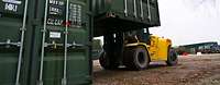 Ein Gabelstapler transportiert Container