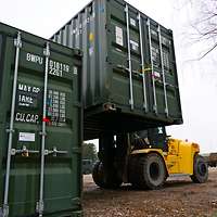 Ein Gabelstapler transportiert Container