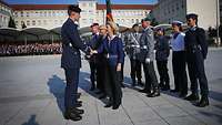 Von der Leyen gibt Soldaten die Hand