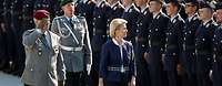Von der Leyen schreitet die Front ab