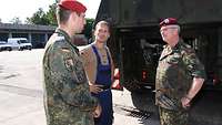 Drei Soldaten im Gespräch