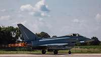 Ein Eurofighter hebt auf der Startbahn ab