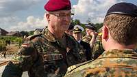 General Zorn im Gespräch mit Soldaten