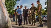 Zorn im Gespräch mit Soldaten