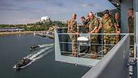 Zorn und weitere Soldaten auf Schiff, im Wasser mehrere Speedboote