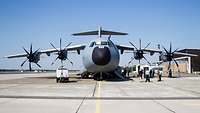 Transportflugzeug A400M auf Rollfeld