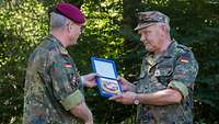 Ein Soldat bekommt ein Geschenk überreicht
