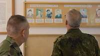 Zwei Soldaten betrachten eine Fotogalerie