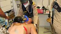 Soldaten bereiten Patienten auf Narkose vor