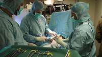 Ärzte operieren Patienten