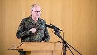 Zorn spricht am Rednerpult