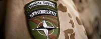 Nahaufnahmen von einem Patch der Mission Resolute Support am Ärmel eines Bundeswehrsoldaten