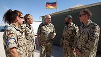 Zorn im Gespräch mit Soldaten