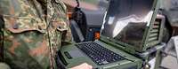 Ein Soldat mit Laptop in der Hand